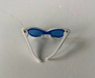 VINTAGE 1961 BARBIE WHITE CATS EYE SUNGLASSES WITH BLUE LENSES 2