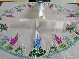 An Exquisite Vintage Linen Supper Cloth,  Stunning Hand Embroidered Flower Circle