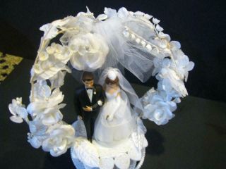 VINTAGE WEDDING CAKE TOPPER 1960 ' s BRIDE & GROOM W/ LACE HEART 2