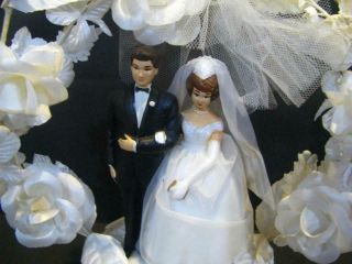 VINTAGE WEDDING CAKE TOPPER 1960 ' s BRIDE & GROOM W/ LACE HEART 3