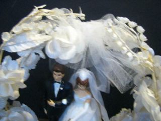 VINTAGE WEDDING CAKE TOPPER 1960 ' s BRIDE & GROOM W/ LACE HEART 4