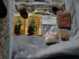 VINTAGE TACKLE BOX FIND WITH LARGE VARIETY OF FISHING LURES 2
