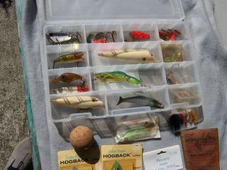 VINTAGE TACKLE BOX FIND WITH LARGE VARIETY OF FISHING LURES 3