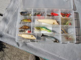VINTAGE TACKLE BOX FIND WITH LARGE VARIETY OF FISHING LURES 4