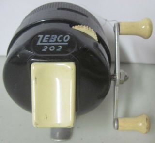 Vintage Zebco 202 (light Handle Knobs) Spin Casting Fishing Reel (127) U.  S.  A.