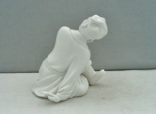 CHINESE BLANC DE CHINE PORCELAIN FIGURINE OF A SEATED MAN 2