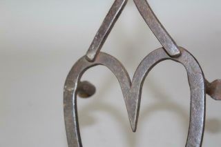 A VERY RARE 18TH C HEART SHAPED WROUGHT IRON STANDING HEARTH TRIVET OLD SURFACE 8