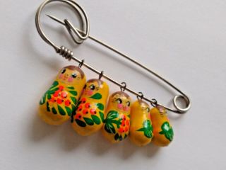 Vtg Yellow Russian Nesting Dolls Matryoshka Brooch Pin Hand - Painted 5pc Charms