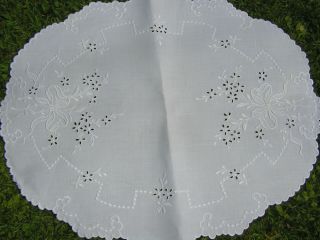 BFUL ANTIQUE FINE WHITE IRISH LINEN HAND EMBROIDERED FLOATY BOW & FLOWER SM CLOT 2