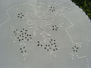 BFUL ANTIQUE FINE WHITE IRISH LINEN HAND EMBROIDERED FLOATY BOW & FLOWER SM CLOT 5