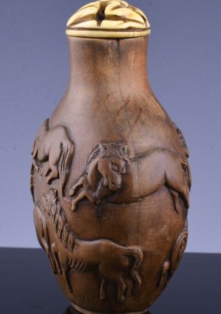 INTERESTING ANTIQUE CHINESE CARVED WOOD 8 IMPERIAL HORSES DESIGN SNUFF BOTTLE 4