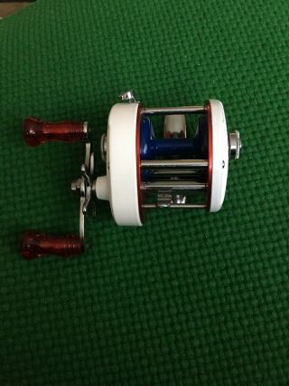 Shakespeare 1976 Fishing Reel With Bag.  Newer