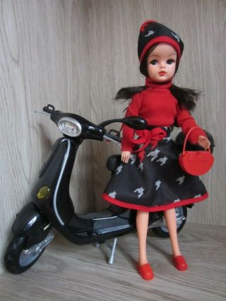 Vintage Sindy doll,  Pedigree,  with motorcycle 4