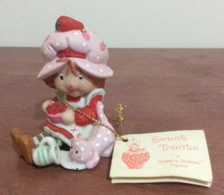 Vintage Collectible Ceramic Strawberry Shortcake With Kitten Figurine 1981