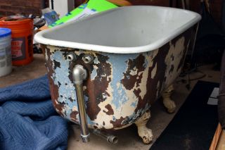 4 ' Antique Cast Iron Clawfoot Tub.  Porcelain.  Just needs paint 48 