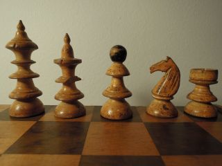Antique Coffeehouse Chess Set With Folding Board / Antike Schachfiguren