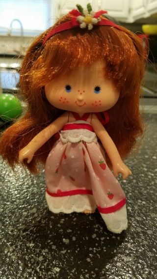 Vintage Strawberry Shortcake Berrykin Doll dressed in Berry Wear Kenner 1985 2