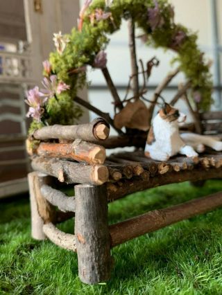 VINTAGE Miniature Dollhouse ARTISAN Log Bench Garden Cat Flowers Moss WONDERFUL 6