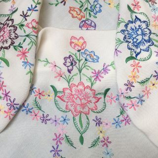 Gorgeous Hand Embroidered Vintage Linen Table Cloth 2