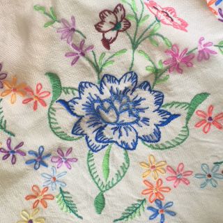 Gorgeous Hand Embroidered Vintage Linen Table Cloth 4