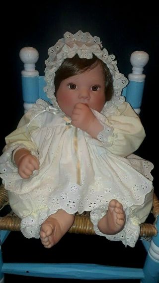 Lee Middleton Realistic Baby Girl Doll Sucks Her Thumb 1994 19 "