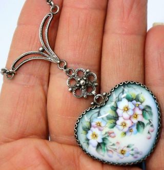 Lovely Antique Nouveau Silver Plated Hand Painted Fowers Heart Necklace Oe59