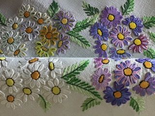 Stunning Vintage Linen Hand Embroidered Tablecloth Circle Of Daisies/lace