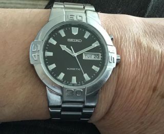 Seiko Gents 5m43 - 0e90 Kinetic Gents Watch With Day Date Unboxed.