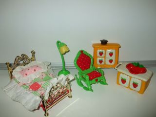 Vintage 1983 Strawberry Shortcake Doll Furniture 4 Post Bed Rocker Lamp Hutch,