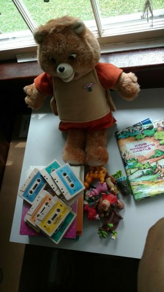 Vintage WOW 1985 TEDDY RUXPIN Bear w/ 10 Books/Cassettes,  Map and 9 Play Figures 2