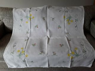 Vintage hand embroidered linen tablecloth floral daffodils art deco embroidery 2