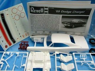 Revell Muscle ' 69 DODGE CHARGER R/T 1/25 Scale Model Kit 3