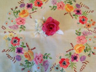 VINTAGE HAND EMBROIDERED CREAM LINEN TABLECLOTH CIRCLE OF FLOWERS 2