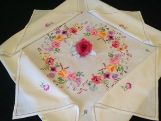 VINTAGE HAND EMBROIDERED CREAM LINEN TABLECLOTH CIRCLE OF FLOWERS 3