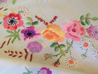 VINTAGE HAND EMBROIDERED CREAM LINEN TABLECLOTH CIRCLE OF FLOWERS 4