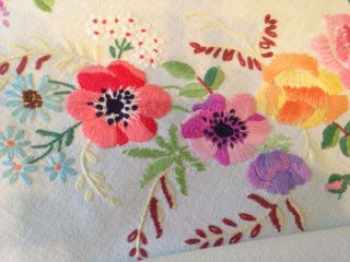 VINTAGE HAND EMBROIDERED CREAM LINEN TABLECLOTH CIRCLE OF FLOWERS 5