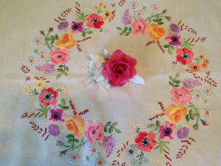 VINTAGE HAND EMBROIDERED CREAM LINEN TABLECLOTH CIRCLE OF FLOWERS 6