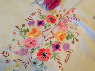 VINTAGE HAND EMBROIDERED CREAM LINEN TABLECLOTH CIRCLE OF FLOWERS 7