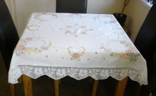 Vintage Hand Embroidered Flowers Linen Tablecloth With Hand Crocheted Lace Edge 3