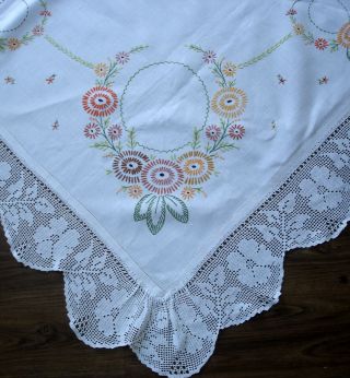 Vintage Hand Embroidered Flowers Linen Tablecloth With Hand Crocheted Lace Edge 5