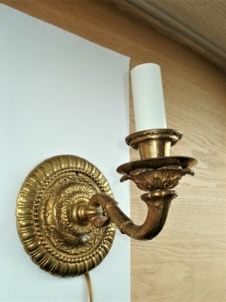 Vintage Victorian Brass Electric Candle Wall Sconce Light Fixture.