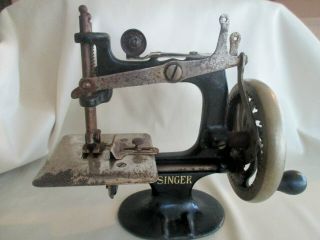 SINGER Mini Hand Crank Sewing Machine Child Toy Salesman Sample 2