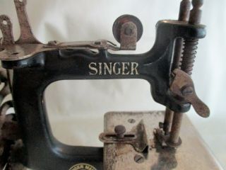 SINGER Mini Hand Crank Sewing Machine Child Toy Salesman Sample 4