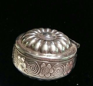 Antique Late Victorian Repoussé Unmarked Silver Pill/Snuff Box 2