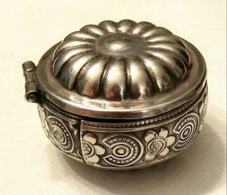 Antique Late Victorian Repoussé Unmarked Silver Pill/Snuff Box 3