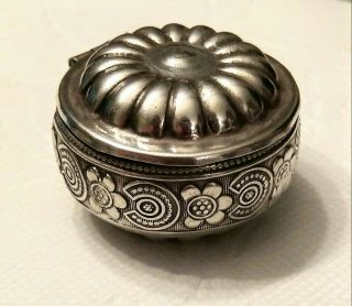 Antique Late Victorian Repoussé Unmarked Silver Pill/Snuff Box 5