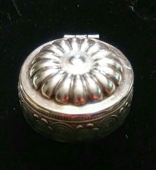 Antique Late Victorian Repoussé Unmarked Silver Pill/Snuff Box 6