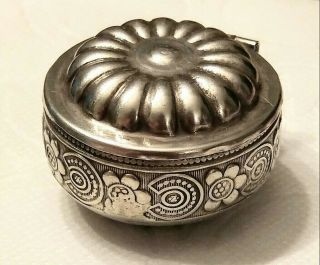Antique Late Victorian Repoussé Unmarked Silver Pill/Snuff Box 7