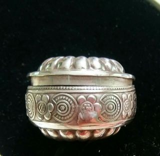 Antique Late Victorian Repoussé Unmarked Silver Pill/Snuff Box 8