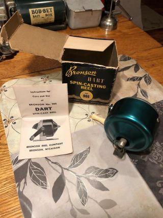 Vintage Bronson Dart No.  905 Spin Cast Fishing Reel Made In The U.  S.  A.  - Nos